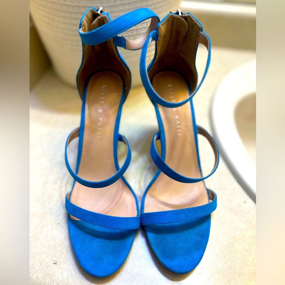 Fun summer platforms! Beautiful blue heels